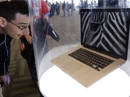 Un asistente mira el nuevo MacBook Pro de 15 pulgadas y con pantalla de Retina.