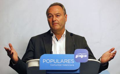 El candidato del PP a la presidencia de la Generalitat, Alberto Fabra, durante su comparecencia ante los medios de comunicación tras conocer los resultados electorales.