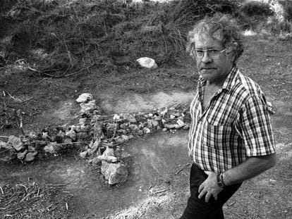 El hispanista Ian Gibson, en el barranco de V&iacute;znar (Granada), en 2000.