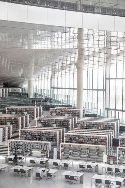 Interior de la biblioteca de la Univerdidad de Doha, diseñada por el arquitecto japonés Arata Isozaki.