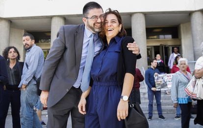 Los entonces concejales madrileños de Ahora Madrid Carlos Sánchez Mato y Celia Mayer, a la puerta de los juzgados de plaza de Castilla tras declarar ante el juez, en septiembre de 2017.