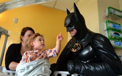 Leonard Robinson "Batman" en una de sus últimas visitas a un hospital
