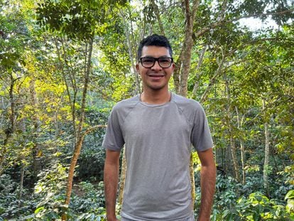 Felipe Henao en un bosque de la Amazonía