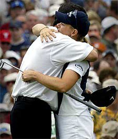 Sorenstam se abraza a su compañero de partido.