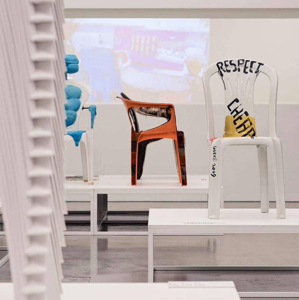 Vista de la exposición 'Monobloc—A Chair for the World' (una silla para el mundo) en el Vitra Design Museum. En primer plano 'Respect', el homenaje de Martí Guixé a una silla denostada por símbolo de la globalización, pero cuyo precio sin embargo cumple la función de romper barreras socioeconómicas. |