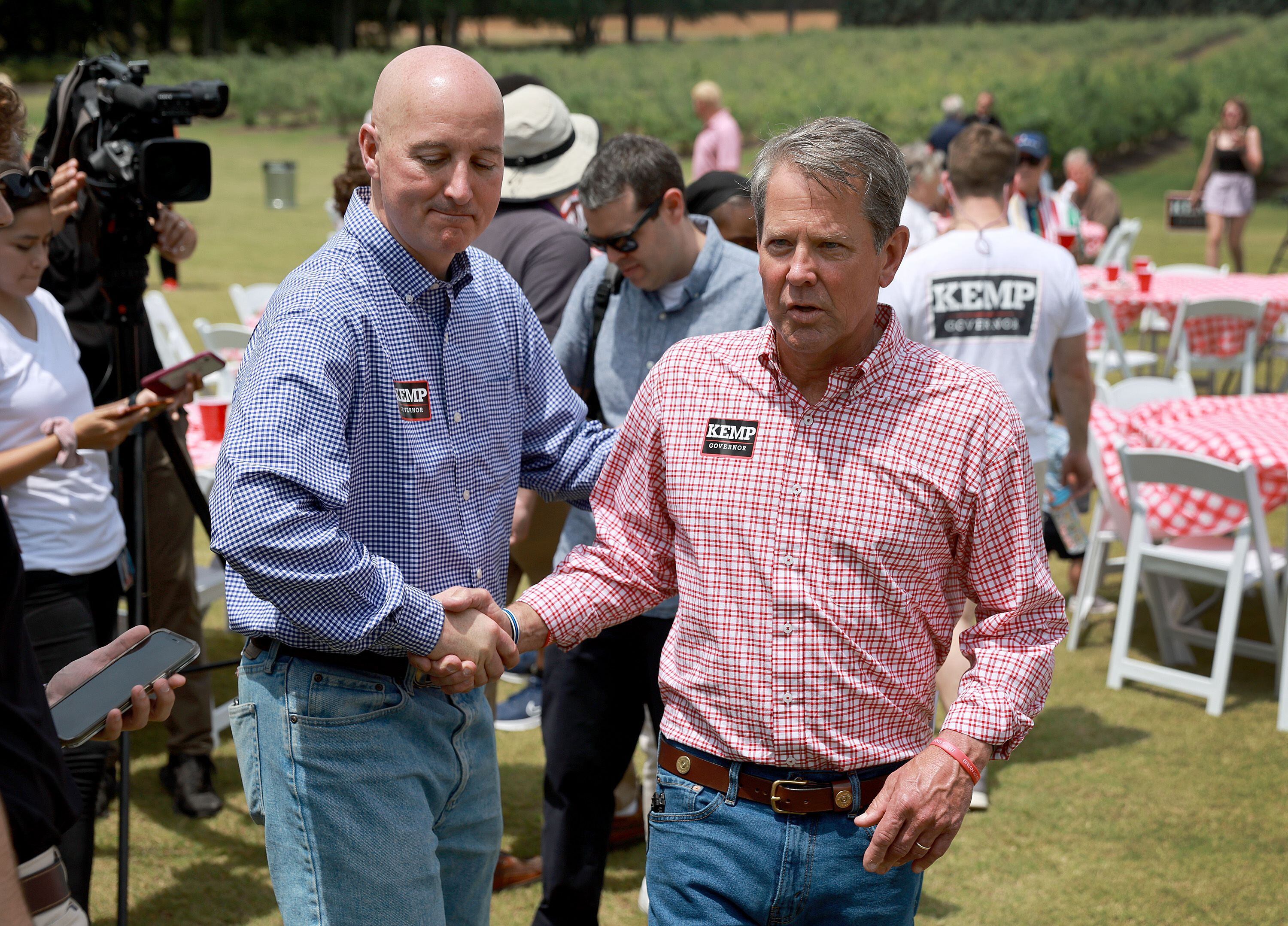 El gobernador de Nebraska, Pete Ricketts (a la izquierda) saluda al de Georgia, Brian Kemp, en un acto de campaña de este último en Watkinsville (Georgia).