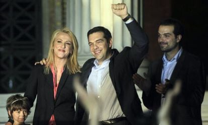 La dirigente de Syriza Rena Dourou celebra junto a Alexis Tsipras sus resultados en las elecciones europeas, el pasado 25 de mayo.