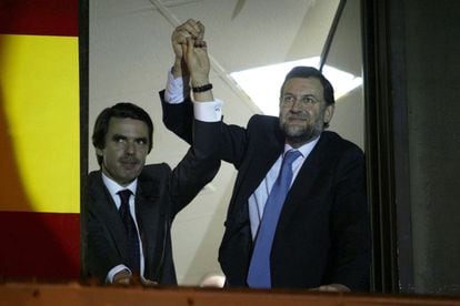 Aznar se trasladó desde Moncloa hasta la sede popular de Génova para estar con el candidato Mariano Rajoy. A las 22.45, Rajoy reconoce públicamente que el Partido Popular ha perdido las elecciones.