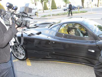 Gina Lollobrigida llega a Ginebra en un coche deportivo para vender sus joyas.