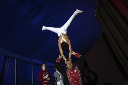 Joy Gartner, el domador de elefantes, también participa en el número de las acrobacias. En la imagen, soporta el peso de uno de los artistas.