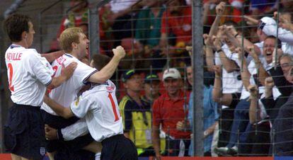 Scholes abrazado por sus compañeros, Phil Neville y Owen, en el partido frente a Portugal de la Eurocopa de 2000.