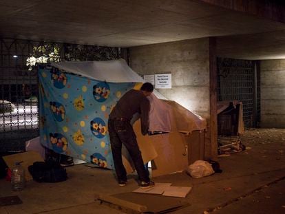 Un hombre sin hogar, en una foto de 2020 en Barcelona.