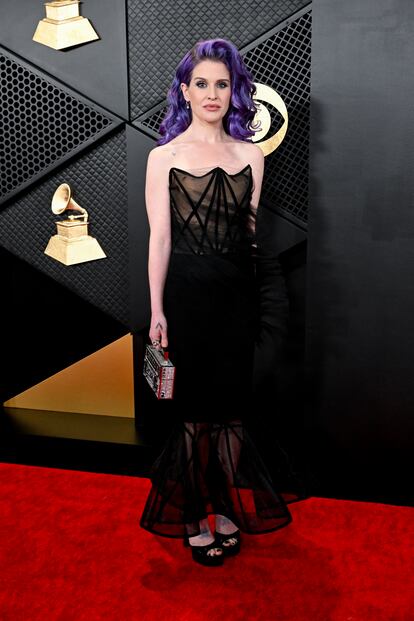 Kelly Osbourne, con el pelo morado y un vestido palabra de honor que pertenece a la colección Resort 2024 de Christian Siriano. 