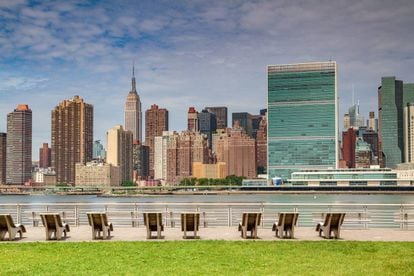 El 'skyline' de Manhattan desde el Gantry Plaza State Park de Long Island City (Nueva York).