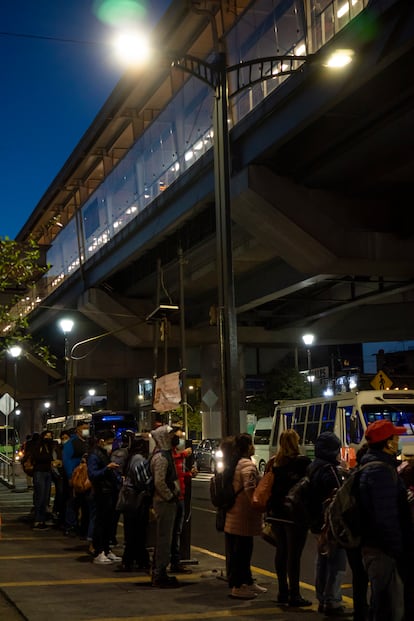 Usuarios del metro esperan para abordar un autobús bajo la ruta de la Línea 12 en Tláhuac.