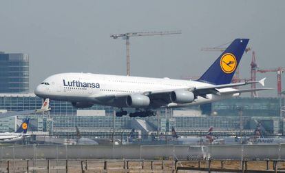 Un avión de Lufthansa aterriza en el aeropureto de Fráncfort, el pasado abril.