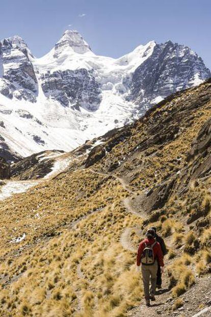 Senderistas en ruta hacia el Nevado Condoriri, en la Cordillera Real de Bolivia.