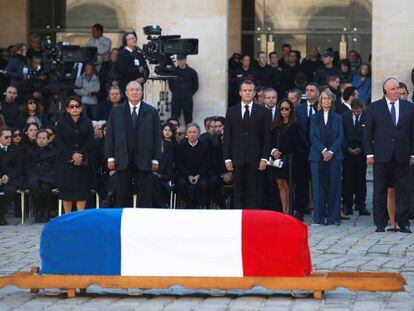 El presidente francés, Emmanuel Macron (centro), tras el féretro con los restos mortales del cantante francés Charles Aznavour.
