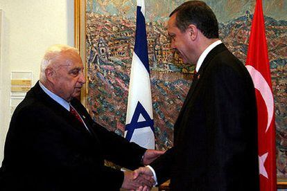 El primer ministro israelí, Ariel Sharon, saluda a su homólogo turco, Recep Tayyip Erdogan, ayer en Jerusalén.