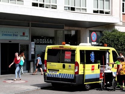 Una ambulancia en la entrada de la Fundación Jiménez Díaz, hospital de gestión privada integrado en la red pública. 
