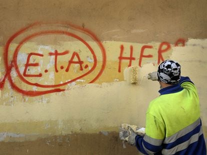 Un empleado municipal borra en Gernika (Bizkaia) una pintada con un texto en euskera en favor de ETA en septiembre de 2020.