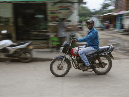 Un motociclista en Unguía (Departamento de Chocó).