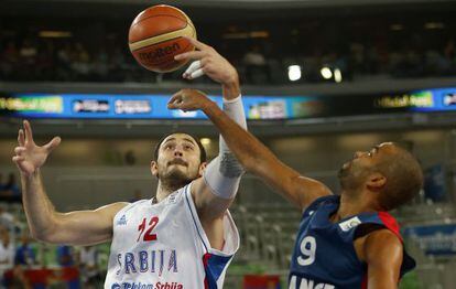 Krstic pelea un balón con Parker.