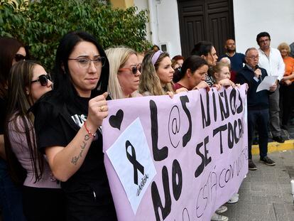 Minuto de silencio frente al Ayuntamiento del municipio almeriense de Abla, donde residían la madre y las dos niñas asesinadas por su padre.