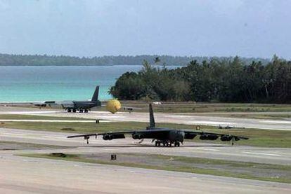 Un avión B-52 del 96º escuadrón de bombardero, estacionado en la base mlitar norteamericana de Diego Garía, isla del archipiélago de Chagos, en el océano Índico (Foto: US AIR FORCE).