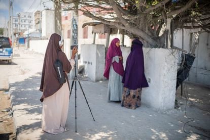 Kiin Hasan Fakat, periodista del medio somalí, Bilan, compuesto exclusivamente por mujeres, realiza una entrevista en la calle