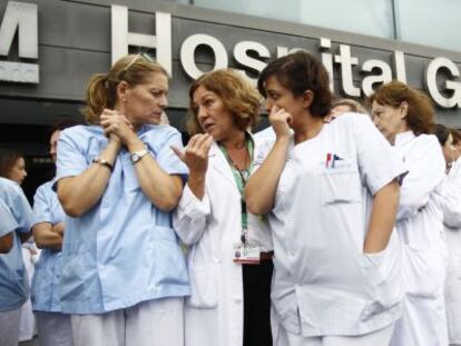 Protesta del personal sanitario frente al hospital de La Paz, ayer.