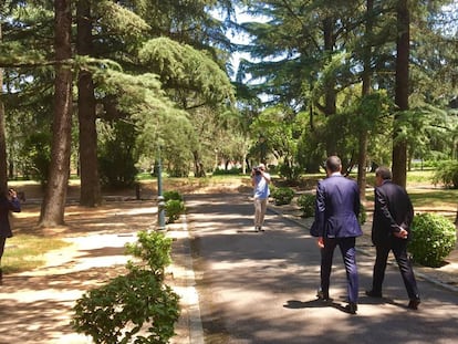 Pedro Sánchez y Quim Torra pasean por los jardines de La Moncloa tras la entrevista.