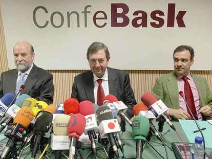 De izquierda a derecha Zubía, Lazpiur y el director de estudios económicos y fiscales de Confebask, Eduardo Arechaga, ayer en la sede de la patronal en Bilbao.