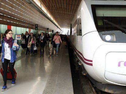 Viajeros en la estaci&oacute;n de RENFE Indalecio Prieto de Bilbao.