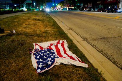 An American flag blanket is seen abandoned along the parade route after a mass shooting at a Fourth of July parade in the Chicago suburb of Highland Park, Illinois, U.S. July 4, 2022.  REUTERS/Cheney Orr     TPX IMAGES OF THE DAY