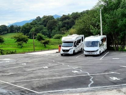 Un estacionamiento público de parada y pernocta en Asturias.