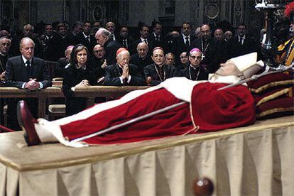 Don Juan Carlos y doña Sofía, arrodillados en los bancos, rezan ante los restos mortales del Papa.