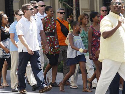 Michelle Obama y su comitiva recorre la Gran Vía de Granada en su primera parada hacia la famosa heladería 'Los italianos'.