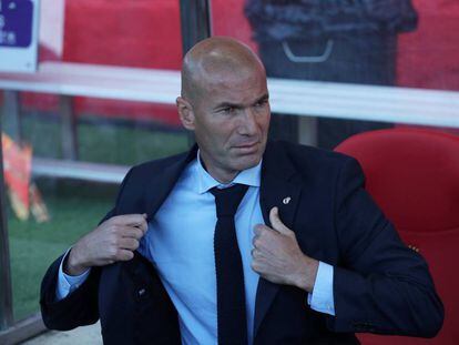Zidane, en el banquillo de Montilivi.