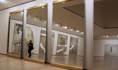 Obras de Schnabel se reflejan en los espejos de 'La Architettura dello Specchio', de Pistoletto, en el Guggenheim de Bilbao.