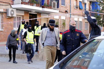 Los Mossos de Esquadra llevaron a cabo el 8 de abril una operación antiterrorista en la que detuvieron a 11 presuntos integrantes de una célula yihadista en varias localidades barcelonesas. Cinco eran españoles y, según las autoridades, preparaban un atentado en Cataluña. | <a href="http://ccaa.elpais.com/ccaa/2015/04/08/catalunya/1428471781_229630.html" target="blank"> IR A LA NOTICIA</a>