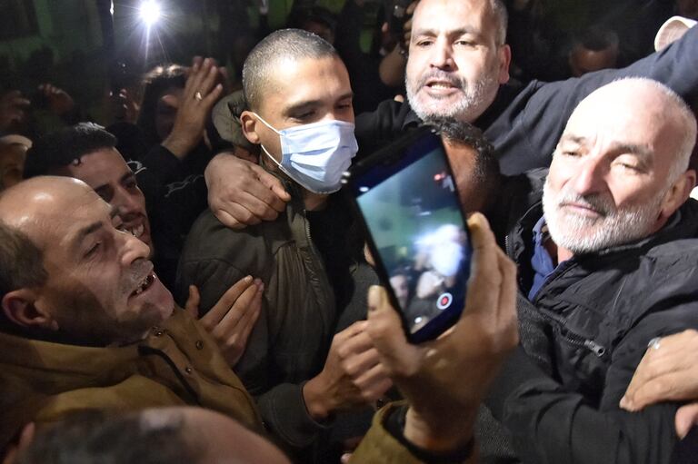 El periodista Khaled Drareni, con mascarilla, a la salida de la cárcel de Kolea, este viernes al oeste de Argel.