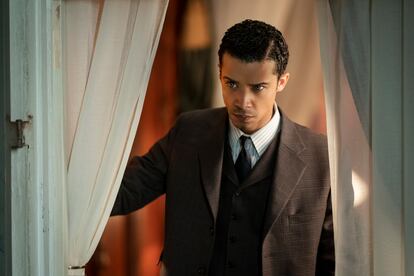 Jacob Anderson, como Louis de Point du Lac en la serie de 'Entrevista con el vampiro'.