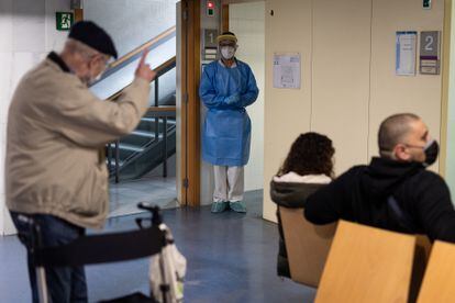 Sala de espera para pacientes con sintomatología compatible con la covid-19 en un ambulatorio de Barcelona.