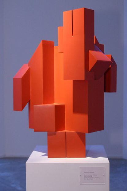 'Escultura roja', una obra de rueda del año 1980.