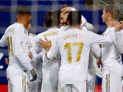 Los jugadores del Madrid felicitan a Benzema por su gol.