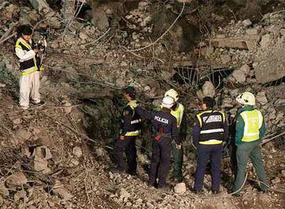 Personal de AENA, Policía Nacional, Guardia Civil y los operarios de las máquinas cizalladoras, en las tareas de desescombro.