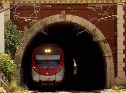 Un tren de Rodalies saliendo de un túnel.