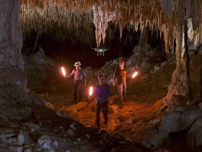 Imagen de la serie de Steve Backshall, durante el rodaje en una cueva de Yucatán (México).