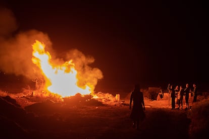 Hoguera la noche de San Juan en Lajares, en La Oliva (Fuerteventura).